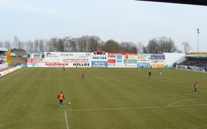 Sponsorenwand in der Solartechnic-Arena in Lotte