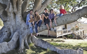 Familie O`Neil auf dem Baum. Szene aus dem Film The Tree