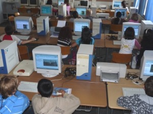 Kinder am PC in einer Schule