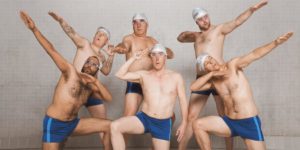 Szene aus dem Film Swimming with Men mit sechs Männern in Badehose.