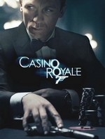 Szene aus dem Film Casino Royal mit Daniel Craig am Schreibtisch.