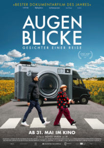 Plakat zum Film Augenblicke mit Agnès Varda und JR auf einer Landstrasse.