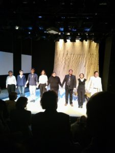 Schlussbild des Theaterstückes "Ich werde nicht hassen" von Izzeldin Abuelaish in einer Inszenierung am Wolfgang-Borchert-Theater in Münster.