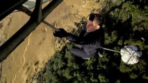 Szene aus dem Film "Mission: Impossible - Fallout" mit Tom Cruise am Hubschrauberhaken.