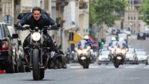 Szene aus dem Film "Mission: Impossible - Falllout" mit Tom Cruise auf dem Motorrad.
