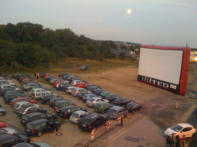 Autokino mit Autos und Leinwand in Hückelhoven