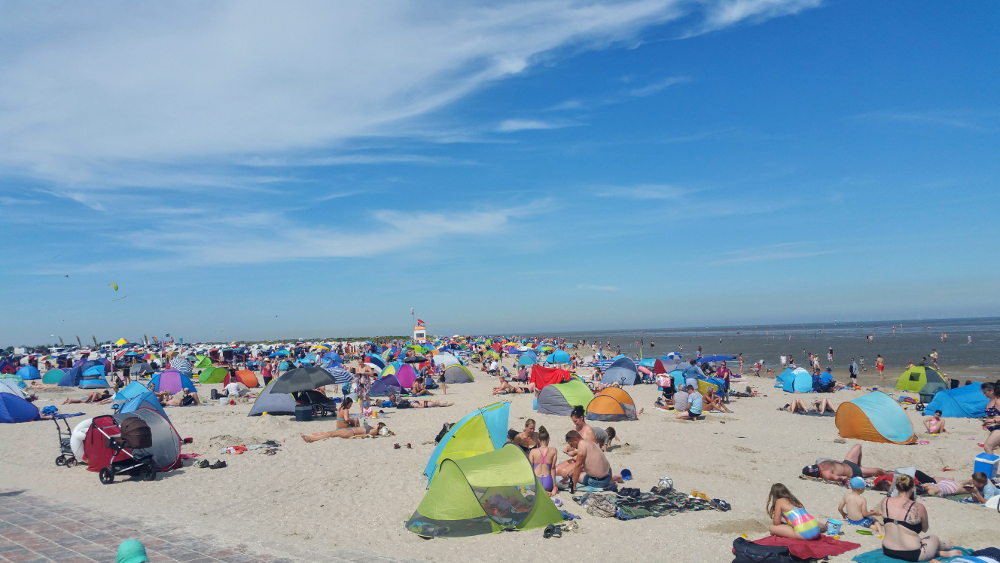 Menschen am Strand von Schillig an der Nordsse.